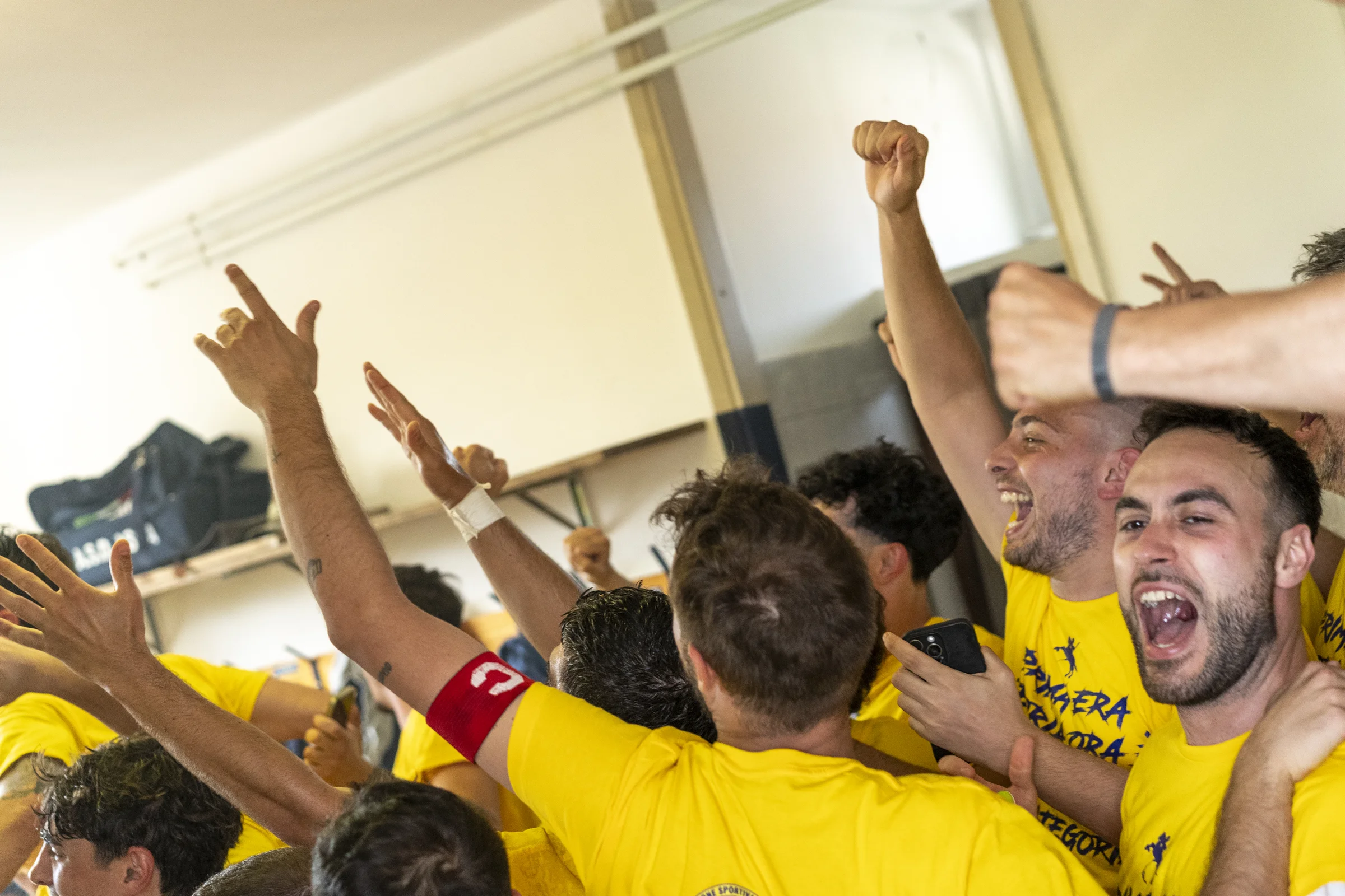 Fischio finale — strette di mano